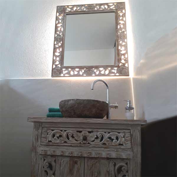 Badspiegel und Waschtisch Unterschrank aus Massivholz